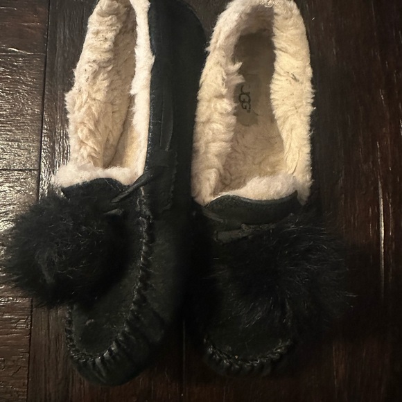 UGG Women’s Dakota Pom-Pom Black Suede Slippers with Fuzzy Pom-Poms size 9 - Picture 3 of 7